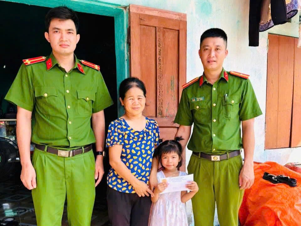 Công an xã Hồng Châu tổ chức hoạt động “Nâng bước em đến trường” tháng 05/2026